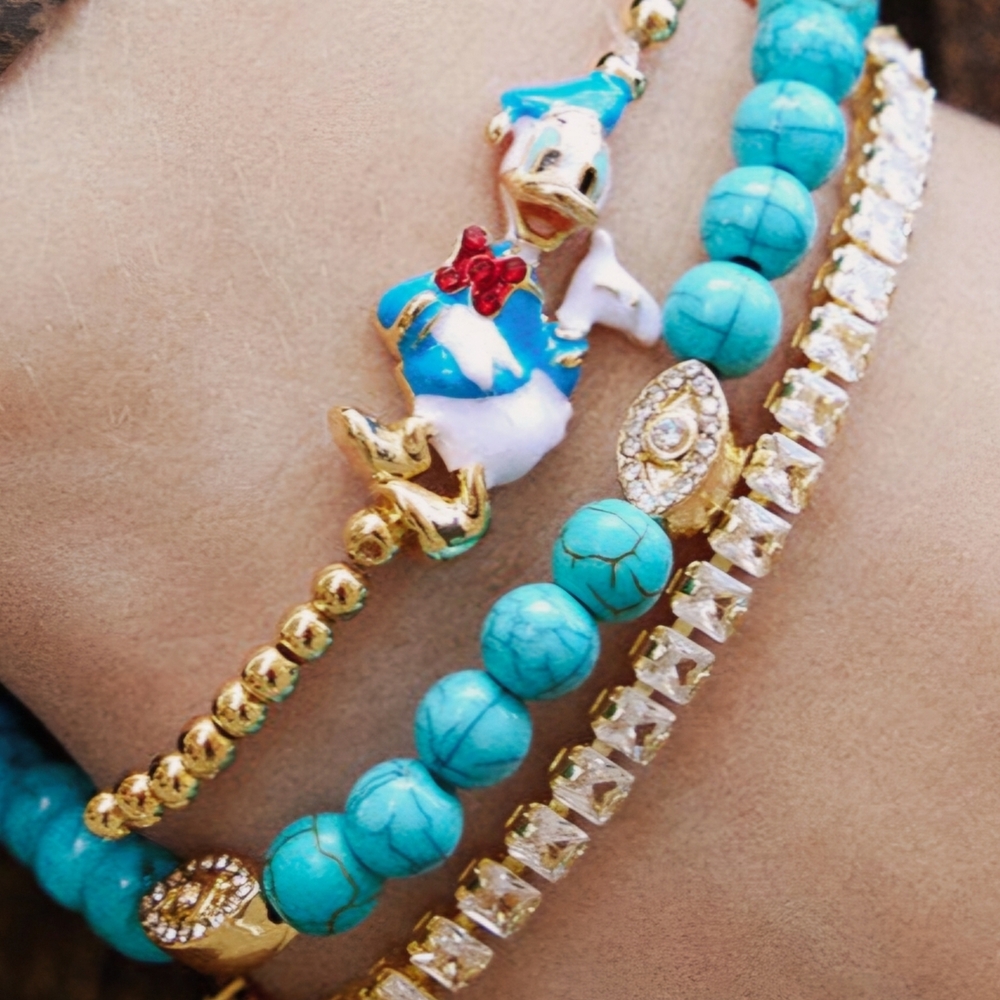 NEW Disney Donald Duck Pisa Gold Plated Brass Stretch Bracelet 3D detailing NWT - Picture 3 of 3
